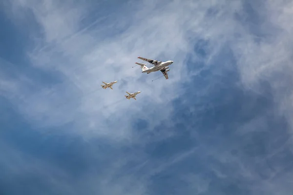 勝利の日パレードロシア連邦航空グループの軍用機器戦闘航空機航空宇宙軍のモスクワパレードで5月9スイスと騎士 — ストック写真