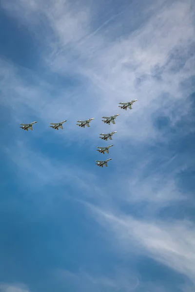 Rusya Federasyonu havacılık grubu Swift ve şövalyelerinin hava kuvvetleri 9 Mayıs 'ta Moskova' daki askeri teçhizat geçit töreninde zafer kazanabilir. 