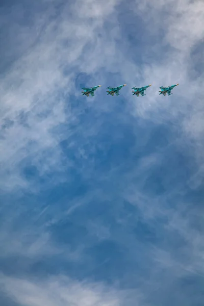 Rusya Federasyonu havacılık grubu Swift ve şövalyelerinin hava kuvvetleri 9 Mayıs 'ta Moskova' daki askeri teçhizat geçit töreninde zafer kazanabilir. 