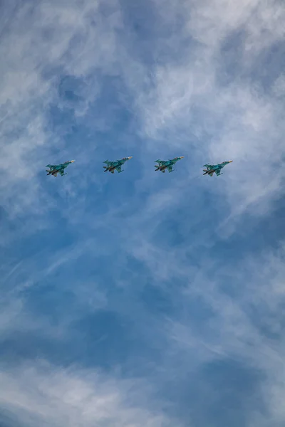 胜利日阅兵式可在莫斯科举行 参加阅兵式的有俄罗斯联邦航空集团的军事装备 战斗机和空军 — 图库照片
