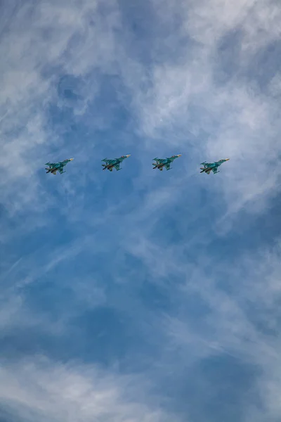 Rusya Federasyonu havacılık grubu Swift ve şövalyelerinin hava kuvvetleri 9 Mayıs 'ta Moskova' daki askeri teçhizat geçit töreninde zafer kazanabilir. 