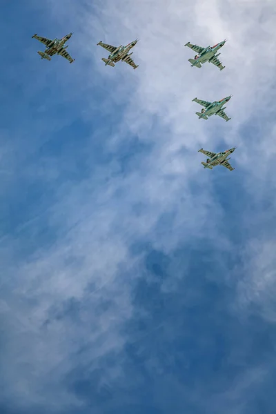 Rusya Federasyonu havacılık grubu Swift ve şövalyelerinin hava kuvvetleri 9 Mayıs 'ta Moskova' daki askeri teçhizat geçit töreninde zafer kazanabilir. 