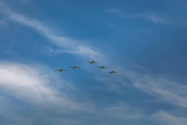 Rusya Federasyonu havacılık grubu Swift ve şövalyelerinin hava kuvvetleri 9 Mayıs 'ta Moskova' daki askeri teçhizat geçit töreninde zafer kazanabilir. 