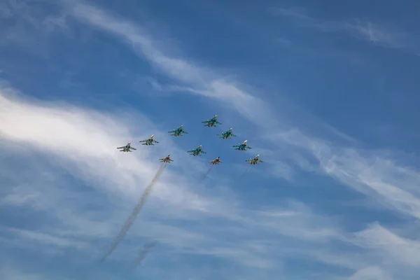 Rusya Federasyonu havacılık grubu Swift ve şövalyelerinin hava kuvvetleri 9 Mayıs 'ta Moskova' daki askeri teçhizat geçit töreninde zafer kazanabilir. 
