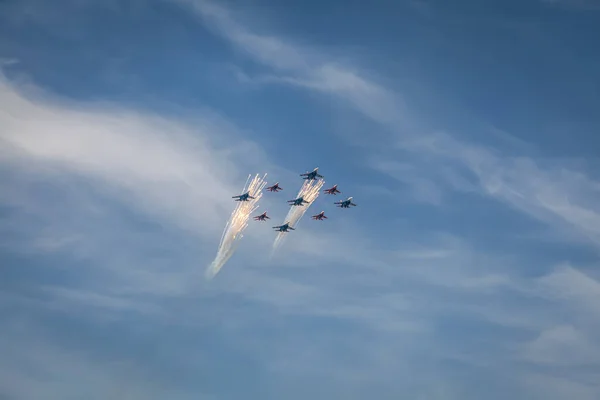 Zafer günü geçit töreni, 9 Mayıs 'ta Moskova' da askeri teçhizat geçidinde Rusya Federasyonu havacılık grubu Swifts ve Küba şövalyeleri Küba elmaslarıyla savaş uçaklarıyla savaşacak.