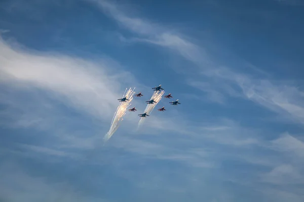 Zafer günü geçit töreni, 9 Mayıs 'ta Moskova' da askeri teçhizat geçidinde Rusya Federasyonu havacılık grubu Swifts ve Küba şövalyeleri Küba elmaslarıyla savaş uçaklarıyla savaşacak.