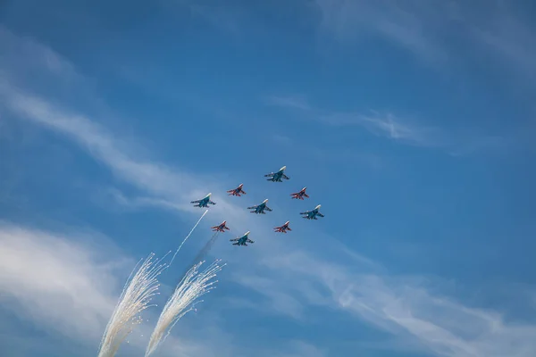 Zafer günü geçit töreni, 9 Mayıs 'ta Moskova' da askeri teçhizat geçidinde Rusya Federasyonu havacılık grubu Swifts ve Küba şövalyeleri Küba elmaslarıyla savaş uçaklarıyla savaşacak.