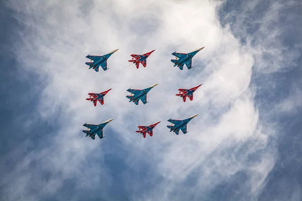Zafer günü geçit töreni, 9 Mayıs 'ta Moskova' da askeri teçhizat geçidinde Rusya Federasyonu havacılık grubu Swifts ve Küba şövalyeleri Küba elmaslarıyla savaş uçaklarıyla savaşacak.