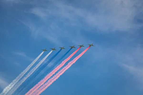 Rusya Federasyonu havacılık grubu Swift ve şövalyelerinin hava kuvvetleri 9 Mayıs 'ta Moskova' daki askeri teçhizat geçit töreninde zafer kazanabilir. 