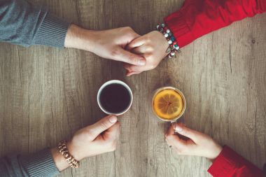 Çift el ele tutuşarak ve çay içme