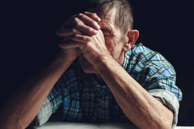 Depresyondaki son sınıf öğrencisi elleriyle yüzünü kapatıyor. Alzheimer 'lılar.