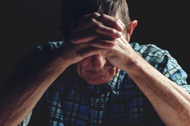 Depresyondaki son sınıf öğrencisi elleriyle yüzünü kapatıyor. Alzheimer 'lılar.