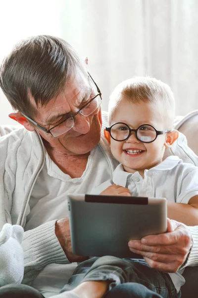 老爷爷和他的小孙子用平板电脑 — 图库照片