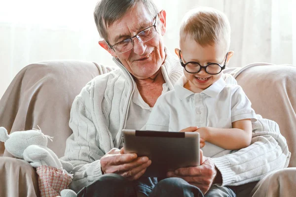 老爷爷和他的小孙子用平板电脑 — 图库照片