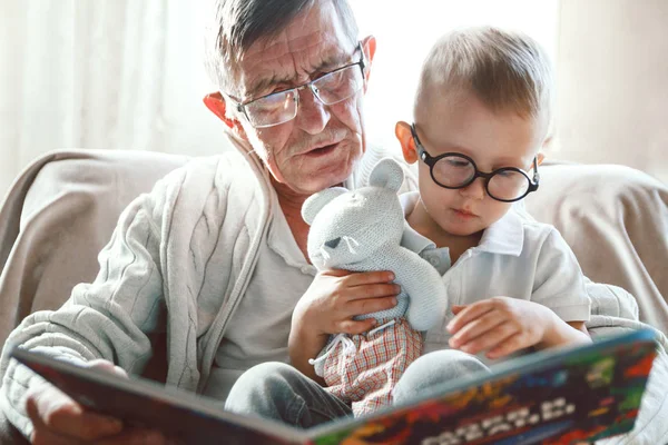 爷爷和孙子在看书 — 图库照片