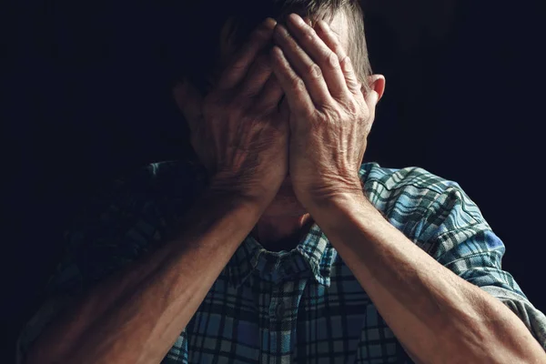 Depresyondaki son sınıf öğrencisi elleriyle yüzünü kapatıyor. Alzheimer 'lılar.