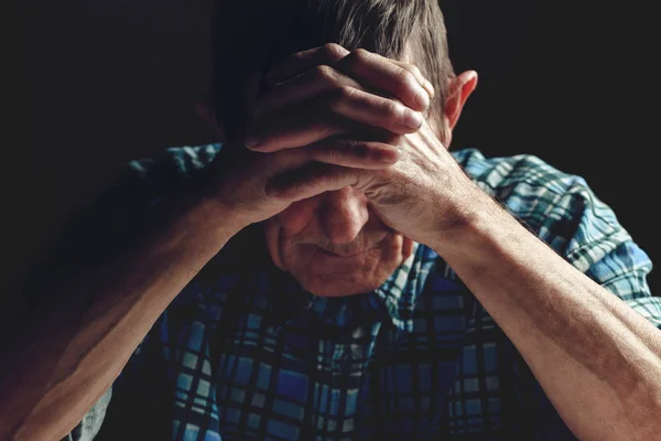 Depressed senior covers his face with his hands. Alzheimers dis — Stock Photo, Image