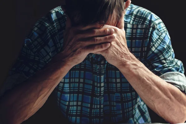 Depressed senior covers his face with his hands. Alzheimers dis — Stock Photo, Image