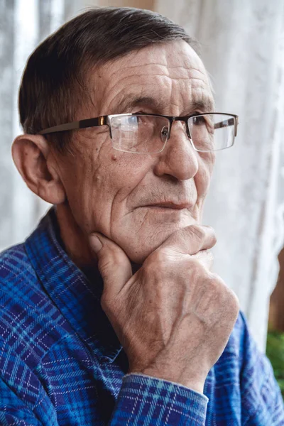 Sunbae pencerede duruyor ve bir şeyler düşünüyor.