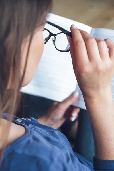 Egy látászavaros nő szemüveges könyvet olvas.. — Stock Fotó