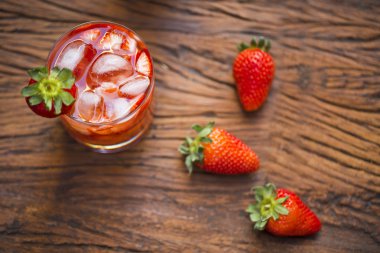 taze çilek caipirinha üzerinde ahşap arka plan yaptı.