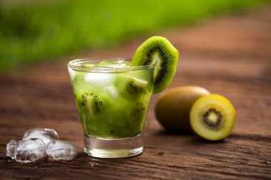 Kivi meyve Caipirinha Brezilya'nın yeşil bulanık arka planda