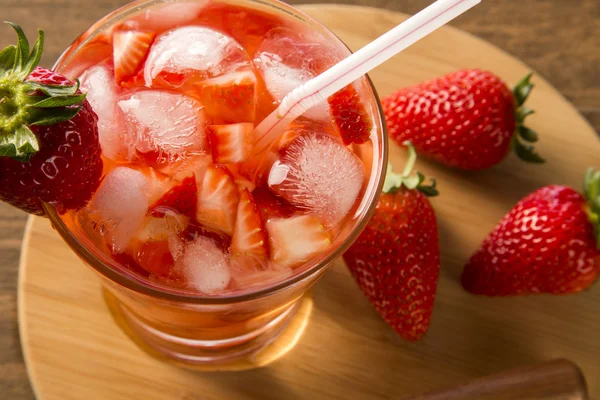 Fresh gjorde jordgubbar caipirinha på trä bakgrund — Stockfoto