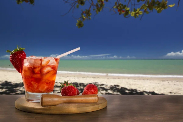 해변 배경에서 딸기 Caipirinha를 만든 신선한 음료 — 스톡 사진