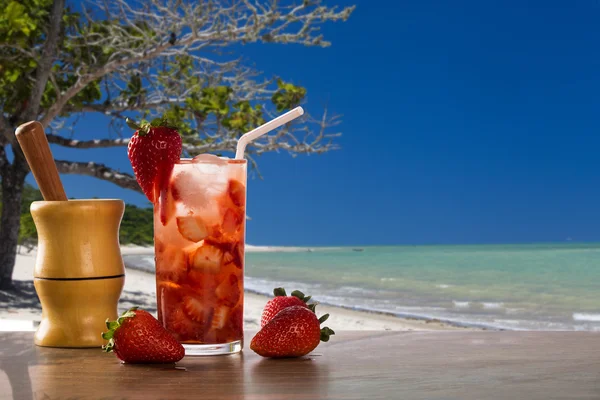 해변 배경에서 딸기 Caipirinha를 만든 신선한 음료 — 스톡 사진