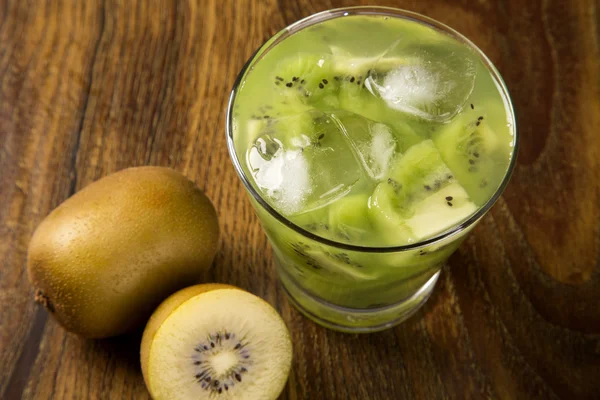 Kiwi Fruit Caipirinha do Brasil sobre fundo de madeira — Fotografia de Stock