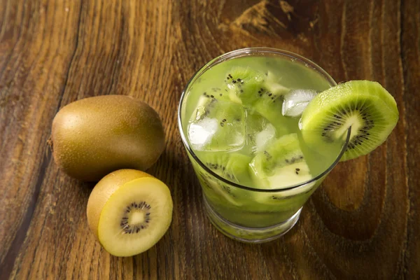 Kiwi Fruit Caipirinha do Brasil sobre fundo de madeira — Fotografia de Stock