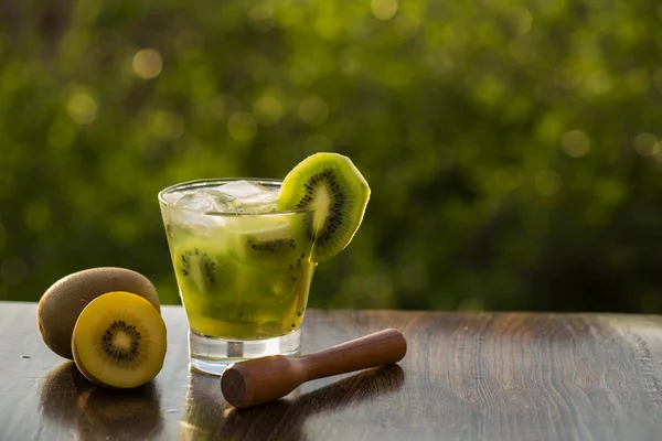Kiwi Fruit Caipirinha do Brasil em fundo embaçado verde — Fotografia de Stock