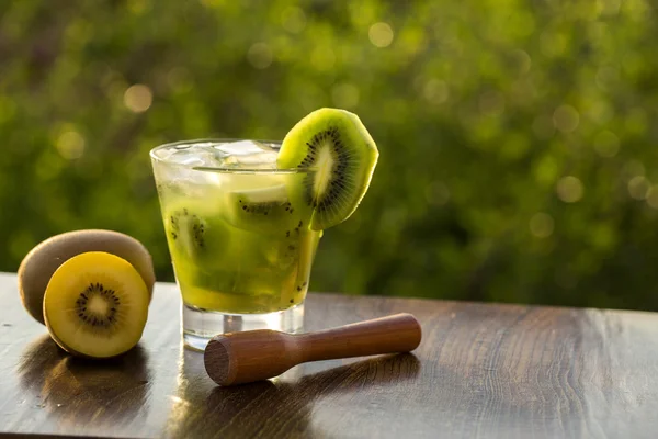 Kiwi Fruit Caipirinha van Brazilië in groene onscherpe achtergrond — Stockfoto