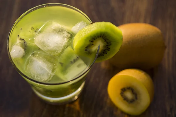 Kiwi Fruit Caipirinha of Brazil on wooden background — Stock Photo, Image