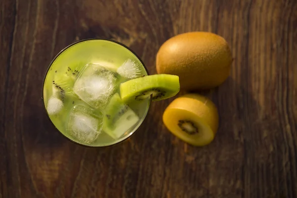 Kiwi frukt Caipirinha i Brasilien på trä bakgrund — Stockfoto