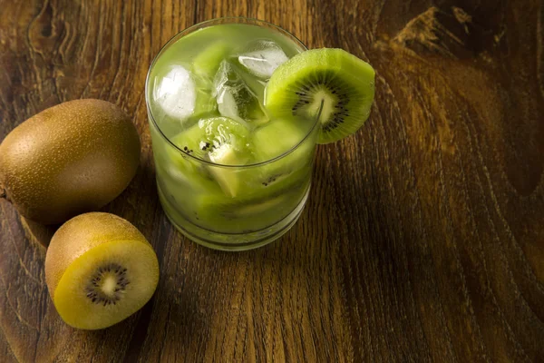 Kiwi Fruit Caipirinha do Brasil sobre fundo de madeira — Fotografia de Stock