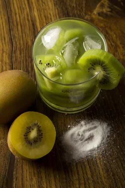 Kiwi Fruit Caipirinha do Brasil sobre fundo de madeira — Fotografia de Stock