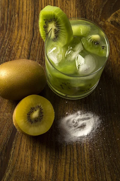 Kiwi Fruit Caipirinha do Brasil sobre fundo de madeira — Fotografia de Stock