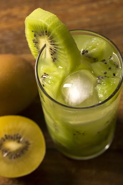 Kiwi Fruit Caipirinha do Brasil sobre fundo de madeira — Fotografia de Stock