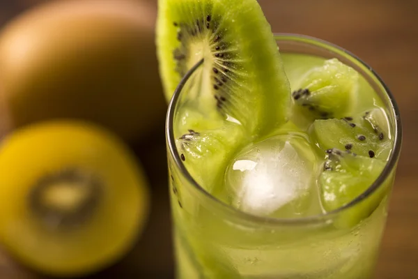 키 위 과일 Caipirinha 브라질 나무 배경 — 스톡 사진