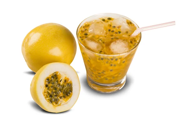 Bebida fresca hecha con fruta de la pasión Caipirinha sobre fondo blanco — Foto de Stock