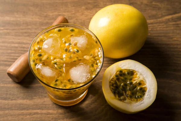 Fruta de la Pasión Caipirinha de Brasil sobre fondo de madera — Foto de Stock