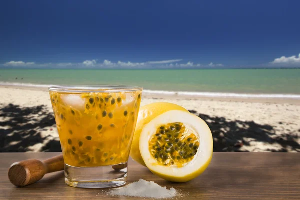 Fräsch drink gjord med passionsfrukt Caipirinha i beach ryggen — Stockfoto