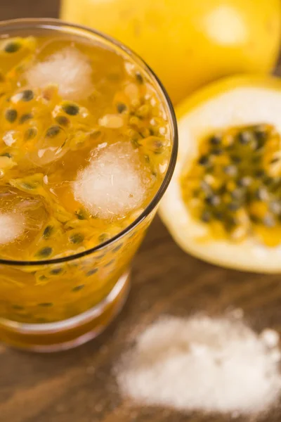 열정 과일 Caipirinha 브라질 나무 배경 — 스톡 사진