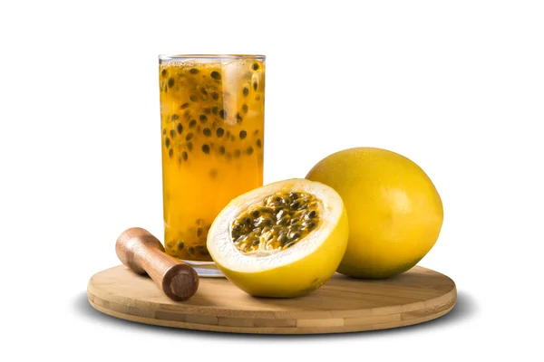 열정 과일 Caipirinha 백색 backgrou에 만든 신선한 음료 — 스톡 사진