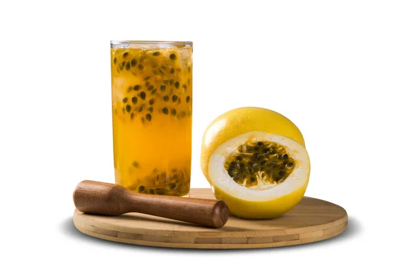 Bebida fresca hecha con fruta de la pasión Caipirinha sobre fondo blanco — Foto de Stock