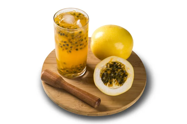 열정 과일 Caipirinha 백색 backgrou에 만든 신선한 음료 — 스톡 사진
