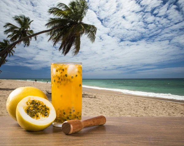 Φρέσκο ποτό που γίνεται με φρούτα του πάθους Caipirinha στην παραλία πίσω — Φωτογραφία Αρχείου