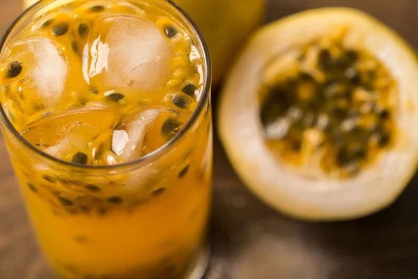 열정 과일 Caipirinha 브라질 나무 배경 — 스톡 사진