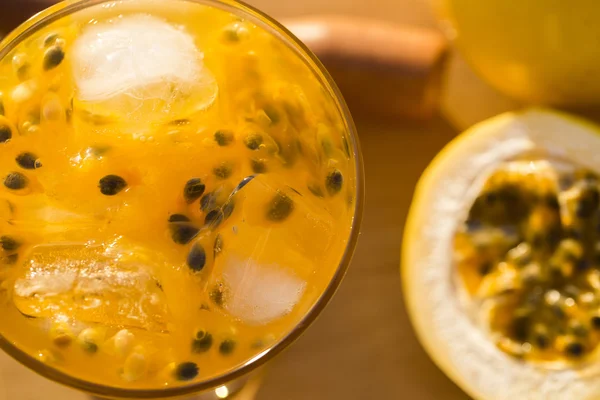 열정 과일 Caipirinha 브라질 나무 배경 — 스톡 사진